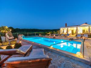 Bazén v ubytování Seaside luxury villa with a swimming pool Mirca, Brac - 16183 nebo v jeho okolí