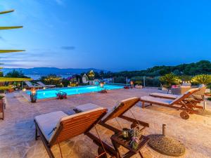 Bazén v ubytování Seaside luxury villa with a swimming pool Mirca, Brac - 16183 nebo v jeho okolí