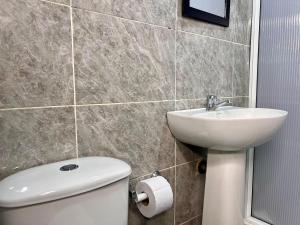 a bathroom with a toilet and a sink at HOTEL ELITE in Cali