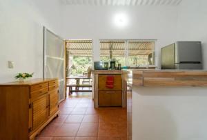 - une cuisine avec des placards en bois et un comptoir dans l'établissement La casa del Río Las luciérnagas By Rotamundos, 
