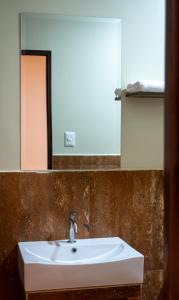 Bilik mandi di Hotel Mariterra +39 gambar