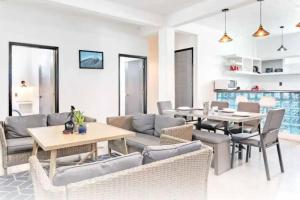 a living room with tables and chairs and a dining room at Great location Apartment in Pachuca in Coscotitlán +29 photos
