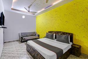 Postel nebo postele na pokoji v ubytování Hotel O One Plus One Residency