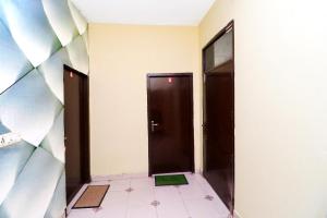 pasillo con 2 puertas y suelo de baldosa en OYO Hotel K-sav Inn, en Phagwāra
