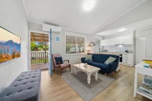 ein Wohnzimmer mit einem Sofa und einem Tisch in der Unterkunft Clementine in Katoomba