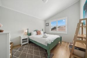 ein Schlafzimmer mit einem Bett mit einer Leiter und einem Fenster in der Unterkunft Clementine in Katoomba