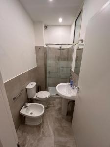 uma casa de banho com 2 WC, um lavatório e um chuveiro em Al piccolo borgo em Catânia
