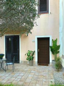 a house with a door and a table and a chair at Alice Kite Resort in Marsala