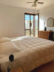 マルサラにあるAlice Kite Resortのベッドルーム(大型ベッド1台、窓付)