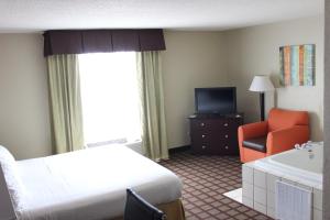 TV a/nebo společenská místnost v ubytování Holiday Inn Express Hotel & Suites Chicago-Algonquin, an IHG Hotel