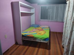 un dormitorio pequeño con un osito de peluche en la cama en Habitación privada en Casa compartida, 4 adultos, en Ciudad de México