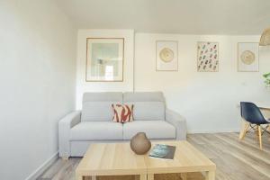 sala de estar con sofá y mesa de centro en Petit aixois centre historique avec clim, en Aix-en-Provence