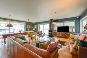 a living room with leather couches and a fireplace at Tidal Waters in Plymouth