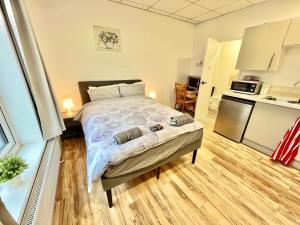 um pequeno quarto com uma cama numa cozinha em Lux Studio ManCity Stadium COOP Arena, Piccadilly em Manchester