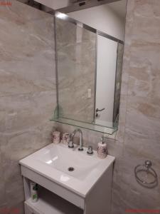a bathroom with a sink and a mirror at Edificio Charlotte (zona centro) in Posadas