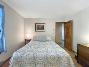 um quarto com uma cama grande e uma cómoda em High View at Short Sands condo em York