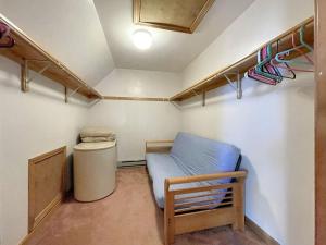 um pequeno quarto com uma cama e um caixote do lixo em High View at Short Sands condo em York