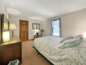 um quarto com uma cama, uma cómoda e uma janela em High View at Short Sands condo em York
