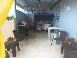 - une terrasse avec des chaises, une table et un berceau dans l'établissement Casa Dona Guilla 1, 