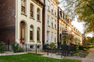 um edifício com uma cerca em frente em 1 BR Apt 3 miles to Botanical Gardens em Saint Louis