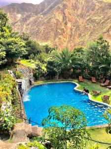 una piscina con una montaña en el fondo en Eden Lodge, en Cabanaconde