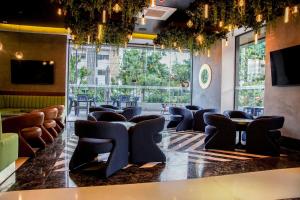 a restaurant with chairs and tables and a large window at Hotel Antré in Guadalajara