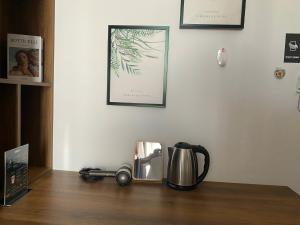 una cafetera sobre una mesa de madera en Start House DORM Walk 5 Minutes to the Airport, en Ho Chi Minh