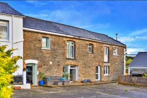 ein Backsteinhaus mit einer Couch davor in der Unterkunft Cosy Nook Cottage Perfect Family & Beach Getaway in Newquay