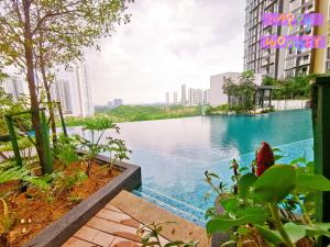 una piscina al centro di un edificio di Bring Back Memories@ Medini Kairos Families Suite -3mins drive to Legoland, Pool Garden View a Nusajaya