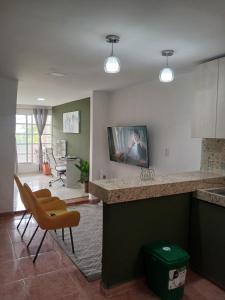 een keuken met een aanrecht en stoelen in een kamer bij Apto. 2 alcobas, Tercer piso, Norte de Cali in Cali
