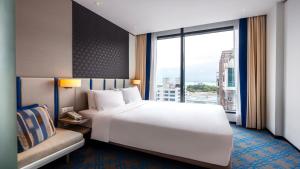 Holiday Inn Express Singapore Katong by IHG客房内的一张或多张床位