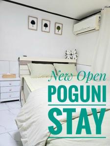 - une chambre avec un panneau indiquant le séjour en chambre dans l'établissement [New]Seongsu/Konkuk U/PoguniStay, à Séoul