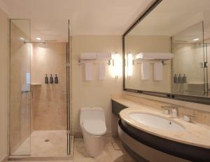 W łazience znajduje się toaleta, umywalka i prysznic. w obiekcie Sheraton Surabaya Hotel & Towers w mieście Surabaja