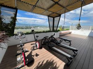 Ua - Apartamento Moderno في غواتيمالا: صالة ألعاب رياضية مع ثلاث دراجات متوقفة على سطح السفينة