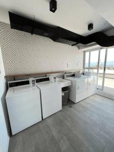 Ua - Apartamento Moderno في غواتيمالا: مطبخ بثلاث مغاسل وأجهزة بيضاء