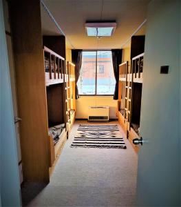 八幡平市にあるMt, Iwate Motorlodge OLDWOOD - Vacation STAY 20528vの廊下(二段ベッド付)と窓が備わる客室です。
