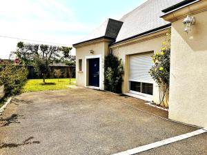 ein Haus mit einer Auffahrt mit einer Garage in der Unterkunft Maison au cœur des châteaux de la Loire in La Chaussée-Saint-Victor