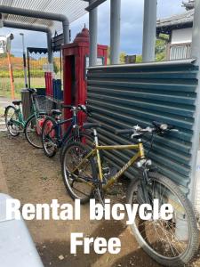 un grupo de bicicletas estacionadas junto a una valla en Jiji-Baba house, en Noda