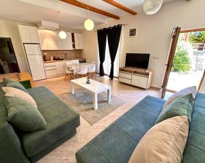 ein Wohnzimmer mit Sofa und Tisch in der Unterkunft Canj Family Resort in Čanj