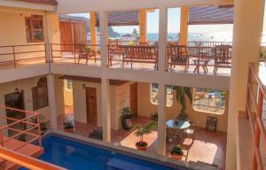 een uitzicht op een huis met een zwembad bij Bel Air/Sutton in San Juan del Sur