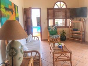een woonkamer met een bank en een tafel bij Bel Air/Sutton in San Juan del Sur