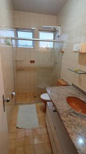 W łazience znajduje się prysznic, toaleta i umywalka. w obiekcie Let it be w mieście Vitória