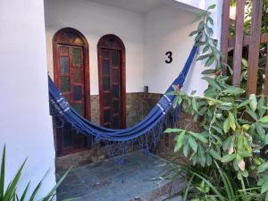 una hamaca frente a una casa en Casa da Prainha, en Arraial do Cabo