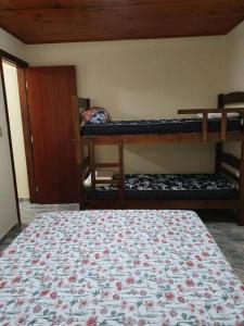 a bedroom with two bunk beds in a room at Recanto do sossego in São Bento do Sapucaí