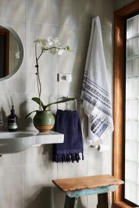ein Bad mit einem Waschbecken und einem Handtuch in der Unterkunft Mountain Sojourn - Tranquil Kurrajong Getaway in Kurrajong
