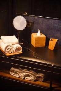 łazienka z blatem z ręcznikami i lustrem w obiekcie Hush Hush w mieście Barranquilla