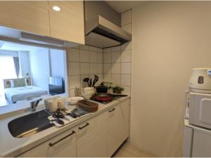 cocina con fregadero y encimera en Eslead Hotel Osaka Tsuruhashi - Vacation STAY 77560v en Osaka