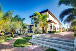 聖瑪麗的住宿－Oceanfront Luxe Villa In St Mary Fully Staffed，前面有棕榈树的房子