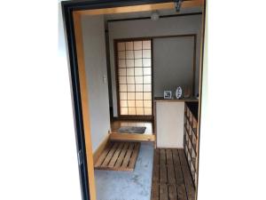 Una puerta que conduce a una habitación con en HANAMIDORI Oppara no Yado - Vacation STAY 16099 en Gujo