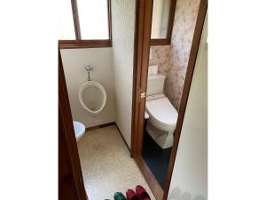 a small bathroom with a toilet and a urinal at HANAMIDORI Soshino Sanso - Vacation STAY 16181 in Gujo